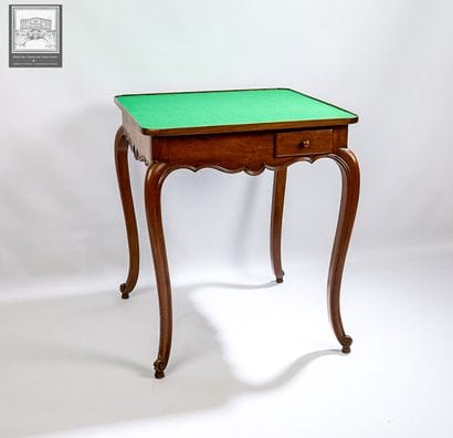 Petit table à jeux en noyer 
Fin XIXème siècle
Ouvrant...