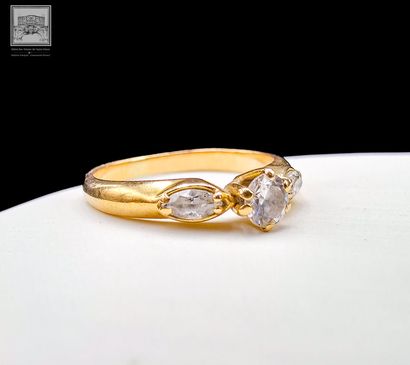 Bague 
or jaune 18K 750/°°°
Sertie de 3 pierres...