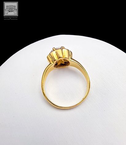 Bague en or jaune 18K 
Sertie au centre d'un...