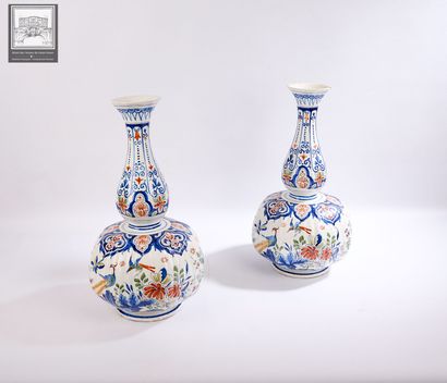 DELFT, dans le goût de, 
Paire de vases bouteille
Faïence...