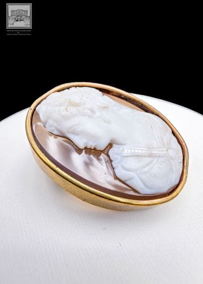 Broche ou pendentif camée en agate
Représentant...