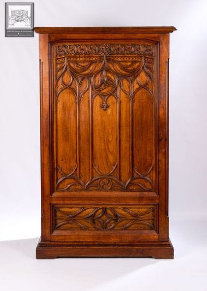Meuble Néo-gothique 
Ouvrant par une porte...