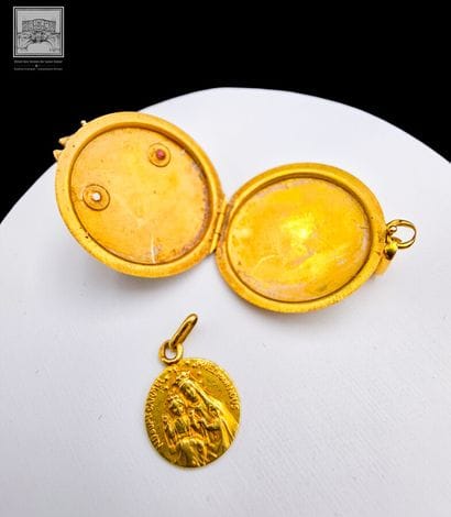 Lot de 2 pendentifs
Or jaune 18K 
Poids brut...