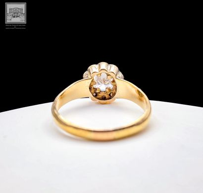 Bague en or jaune 18K 
Sertie au centre d'un...