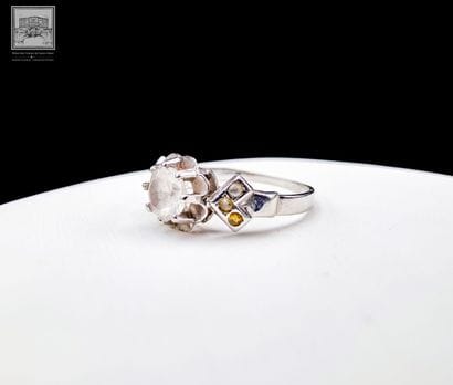 Bague
Or gris 
750/°°° Poinçon tête d'aigle
Sertie...