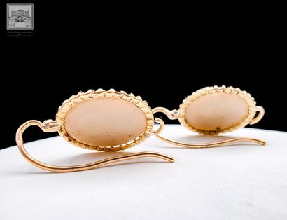 Paire de boucles d'oreille en or jaune 18K...
