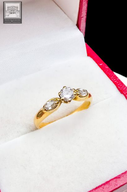 Bague 
or jaune 18K 750/°°°
Sertie de 3 pierres...