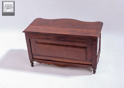 Petite commode de maîtrise 
Amarante massif...