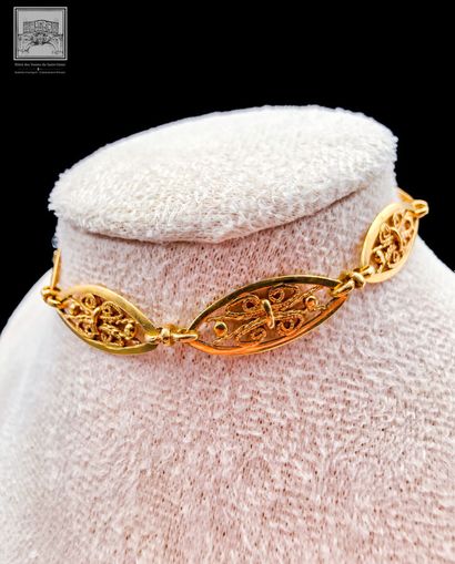 Small bracelet with openwork olive-shaped...