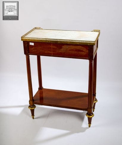 PETITE CONSOLE-DESSERTE D'ÉPOQUE LOUIS XVI
En...