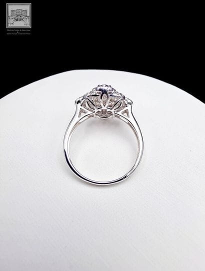 Bague de style Art Déco en or blanc 750°/.(18K)...