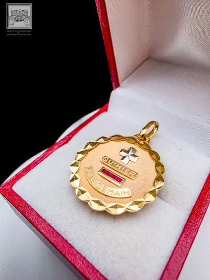 Médaille en or jaune 18K 750/°°°
Poinçon...