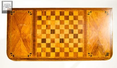 Table à jeux en noyer et bois de placage...