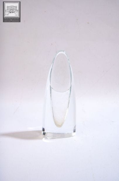 BACCARAT
Vase sifflet en cristal 
Marque...