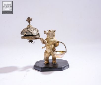 Sonnette figurant un ours 
Ours tenant un...