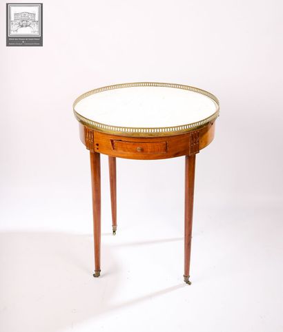 Table bouillotte en acajou 
Ouvrant par 2...