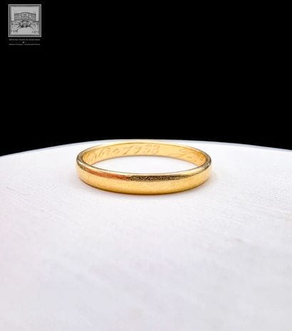 Alliance en or jaune 18K 750/°°°
Inscription...