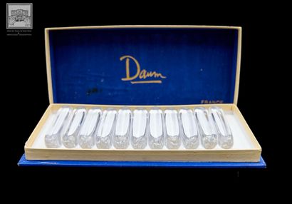 DAUM
Suite de 11 porte-couteaux 
En cristal...