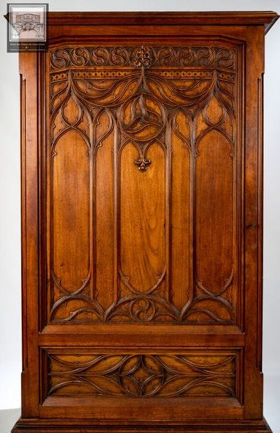 Meuble Néo-gothique 
Ouvrant par une porte...