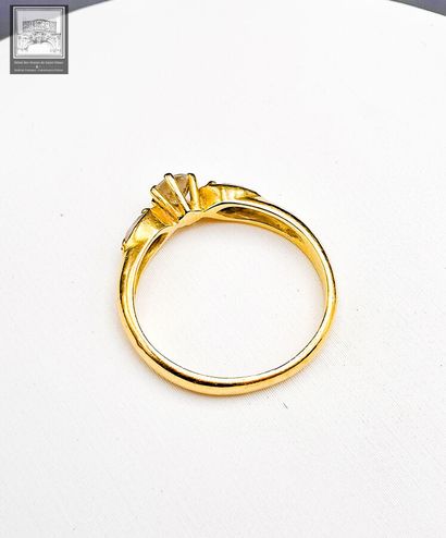 Bague 
or jaune 18K 750/°°°
Sertie de 3 pierres...
