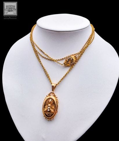 Long necklace with photo pendant, in 18K...
