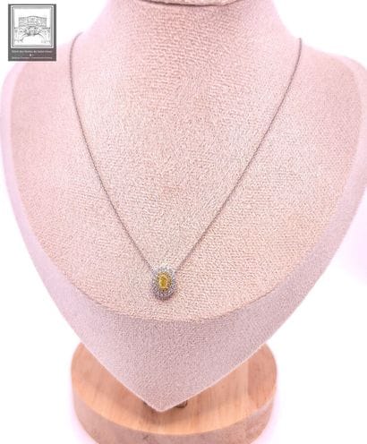 A beautiful 750°/ (18K) white gold necklace...