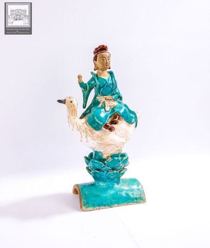 CHINE, 
Tuile faitière en grès émaillé polychrome...