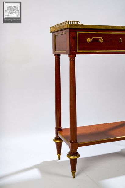 PETITE CONSOLE-DESSERTE D'ÉPOQUE LOUIS XVI
En...