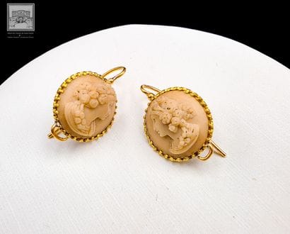 Paire de boucles d'oreille en or jaune 18K...
