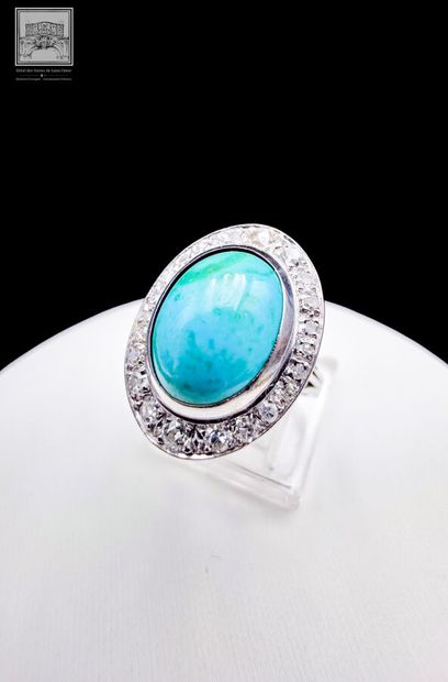 Bague cocktail de forme ovale en or gris...