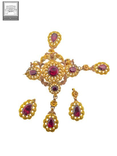 IMPORTANTE BROCHE DE CORSAGE À PENDELOQUES...