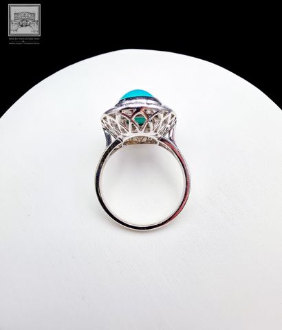 Bague cocktail de forme ovale en or gris...
