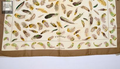 HERMÈS Paris 
Carré en twill de soie titré...