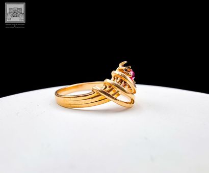 Bague 
or jaune 18K 750/°°°
Sertie d'un grenat...