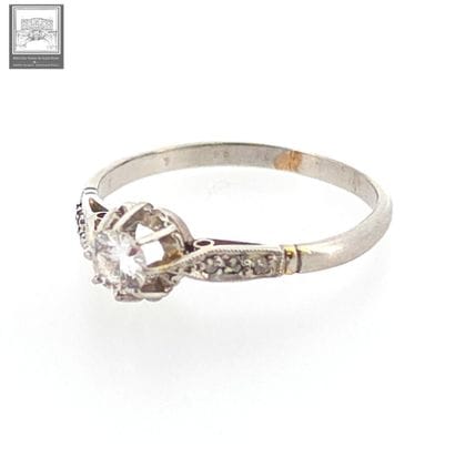 Bague solitaire
Or gris 18K 750/°°° 
Sertie...