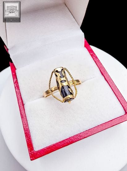 Bague
Or jaune 18K 750/°°°
à décor de motifs...