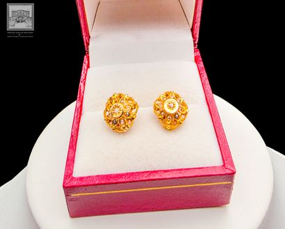 Paire de boucles d'oreille en or jaune 18K...