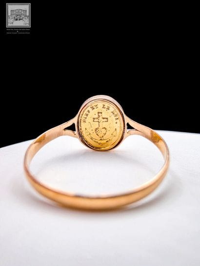 Bague en or 18K 750/°°°
Sertie d'un médaillon...