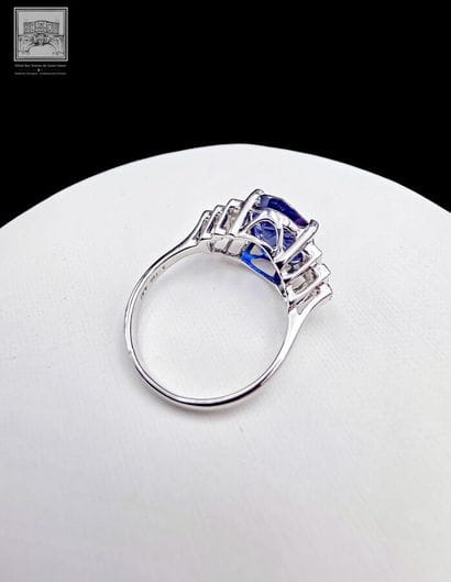 Bague de style Art Déco en or blanc 750°/.(18K)...