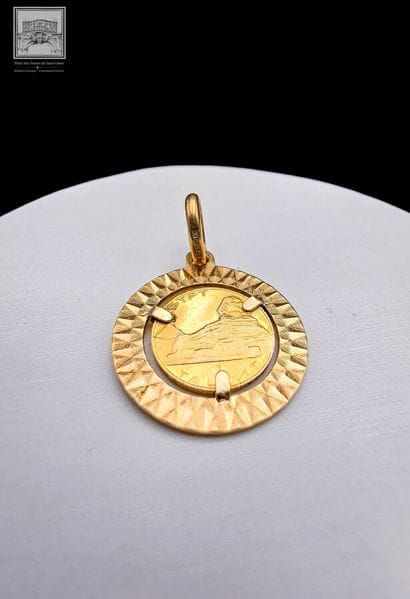 Pendentif représentant Egypt Le Sphinx et...