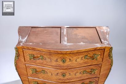 Commode Sauteuse 
Style Louis XV
Décor marqueté...