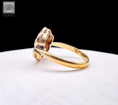 Bague sertie d'une perle au centre et de...