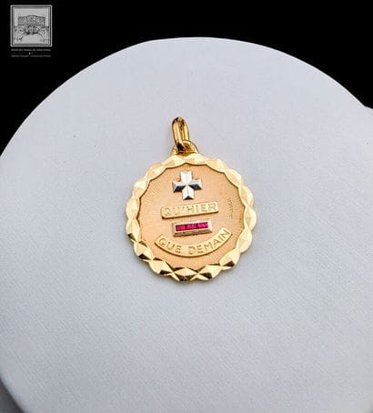 Médaille en or jaune 18K 750/°°°
Poinçon...