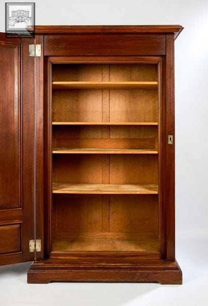 Meuble Néo-gothique 
Ouvrant par une porte...