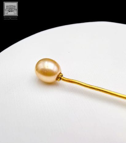 Epingle à cravate sertie d'une perle
Or jaune...