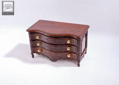 Petite commode de maîtrise 
Amarante massif...