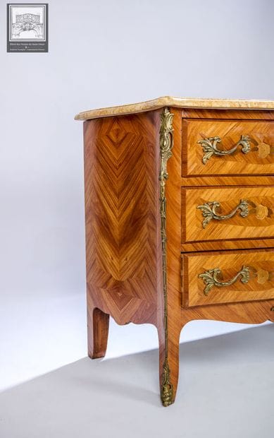 Commode Sauteuse 
Style Louis XV
Décor marqueté...