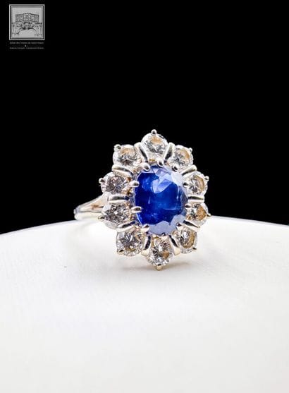 Bague marguerite 
Or gris 18K 750/°°°
Poinçon...
