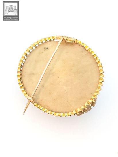 Importante broche en pierre taillée
Décor...
