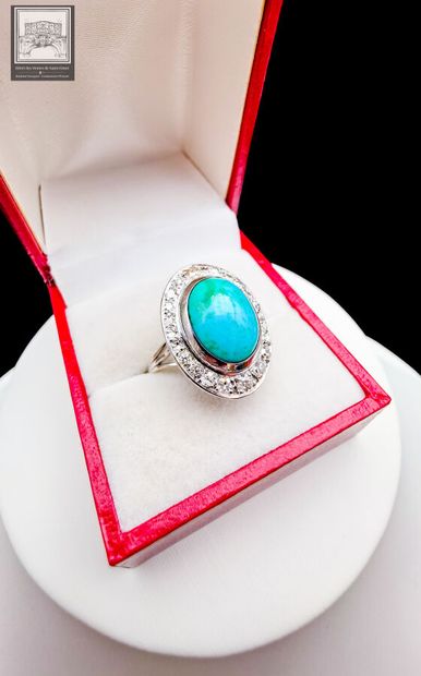 Bague cocktail de forme ovale en or gris...